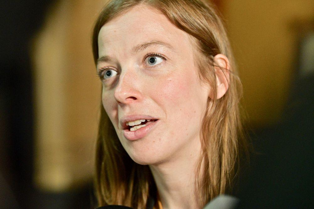 Porträtt av kvinna som ser bekymrad ut.
