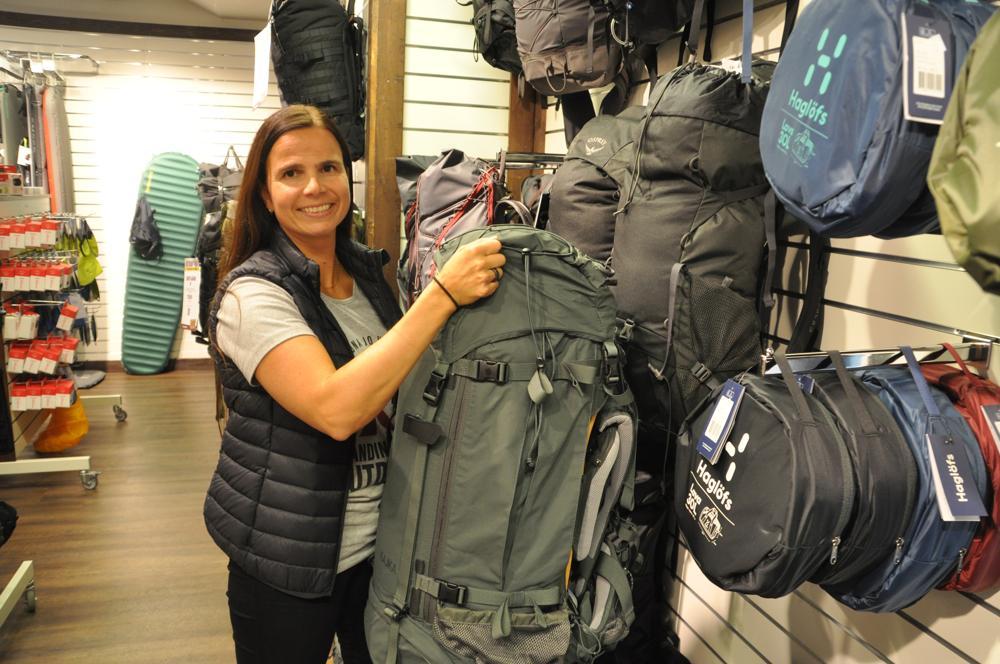 Kvinna i butik med fritidsartiklar