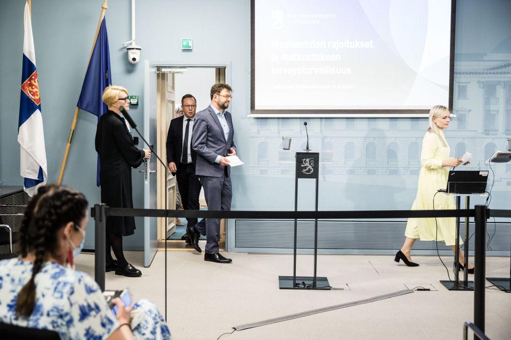 Tre ministrar vandrar in till presskonferens