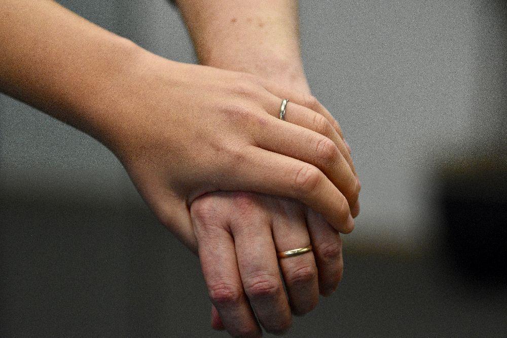 En hand håller om en annan persons hand.